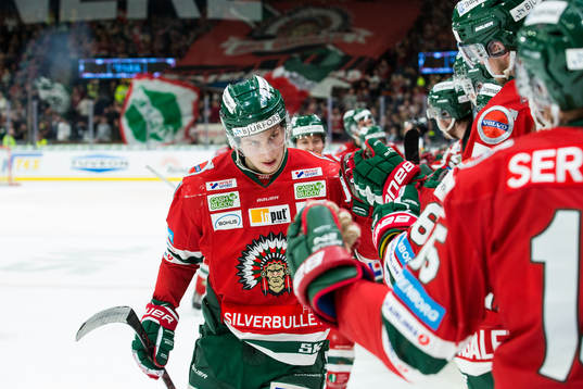 Frölundas Jacob Moverare jublar med lagkamrater