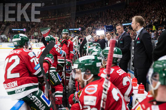 Frölundas tränare Roger Rönnberg pratar med sitt lag