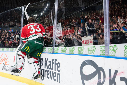 Frölundas målvakt Johan Mattsson jublar framför klacken