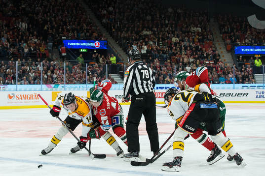 Luleås Jonas Berglund tekar mot Frölundas Jacob Peterson