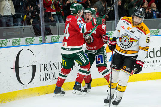 Frölundas Samuel Fagemo jublar med Jacob Peterson