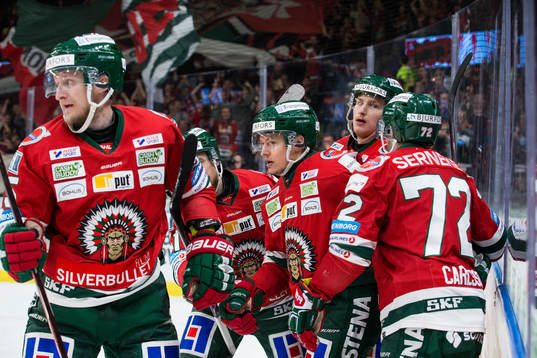 Frölundas Rhett Rakshani jublar med lagkamrater