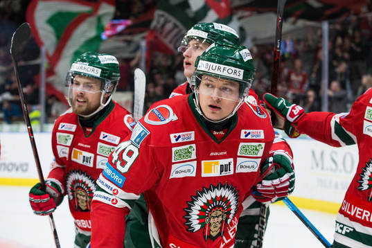 Frölundas Rhett Rakshani jublar med lagkamrater