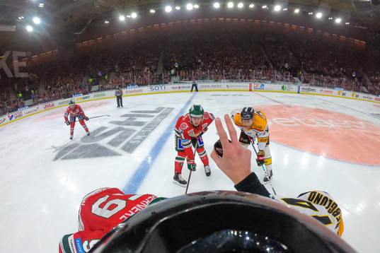 Frölundas Samuel Fagemo och Luleås Johan Harju tittar på