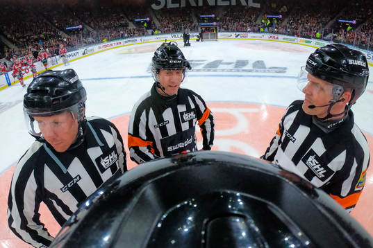 Linjedomare Henrik Pihlblad, domare Mikael Nord och Sören