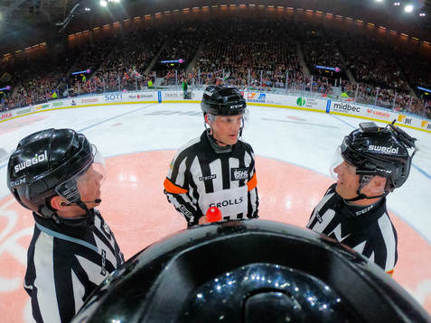 Linjedomare Henrik Pihlblad, domare Mikael Nord och Sören