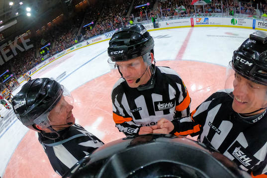 Linjedomare Henrik Pihlblad, domare Mikael Nord och Sören