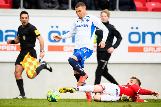 Kalmars Fidan Aliti tacklar IFK Norrköpings Jordan Larsson