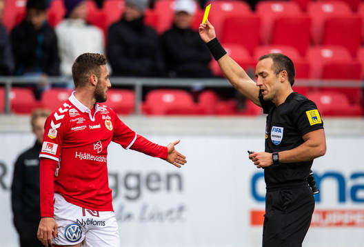 Domaren Kaspar Sjöberg varnar Kalmars Fidan Aliti