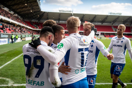 IFK Norrköpings spelare jublar med Jordan Larsson
