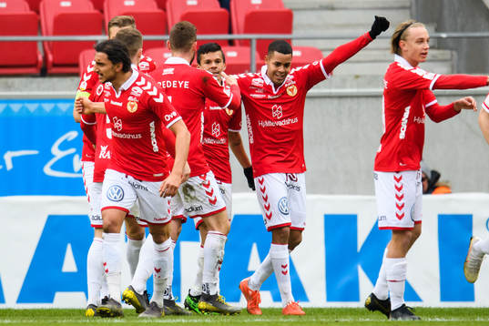 Kalmars spelare jublar med Romário Pereira Sipião