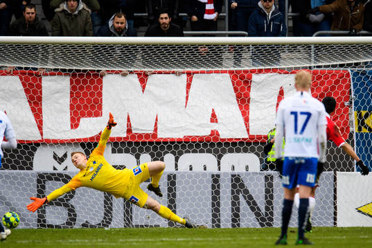 Kalmars Romário Pereira Sipião gör 1-1 på straff bakom
