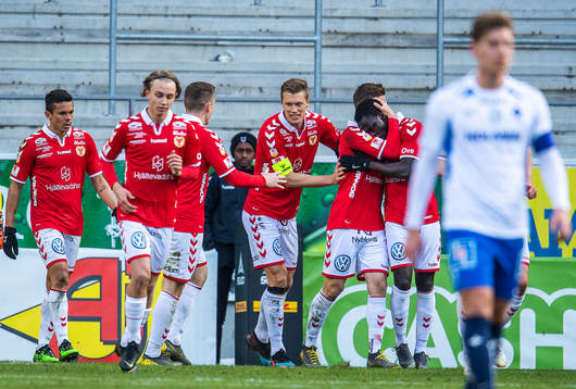 Kalmars Papa Alioune Diouf jublar med lagkamrater