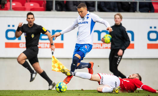Kalmars Fidan Aliti tacklar IFK Norrköpings Jordan Larsson