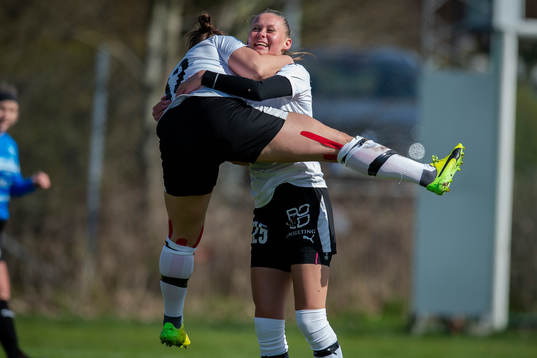 Hittarps Isabell Angel och Maria Westerblad jublar