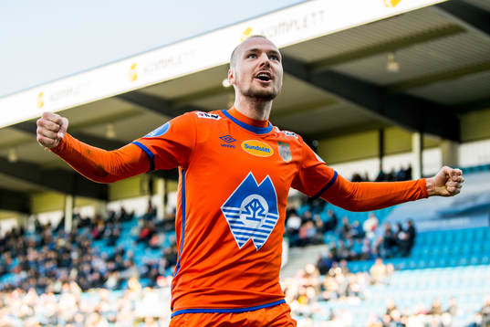 Aron Elís Thrándarson of Aalesund celebrates 0-1
