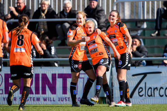 Kristianstads spelare jublar med Thórdis Sigfúsdóttir