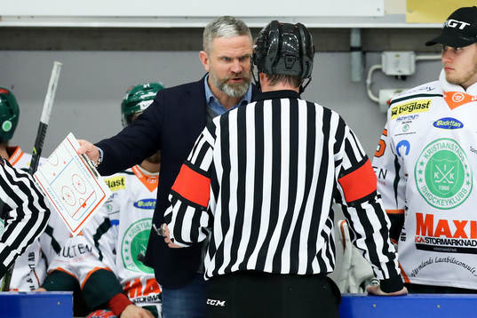 Kristianstads tränare Mikael Gath i samtal med domare