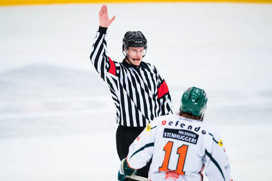 Domare Johan Nordlöf och Kristianstads Fredrik Hansson