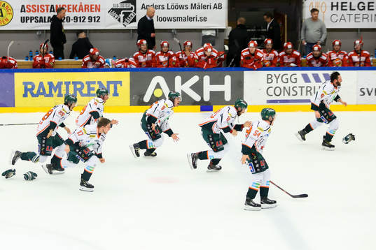 Kristianstads spelare jublar och Almtunas spelare deppar i