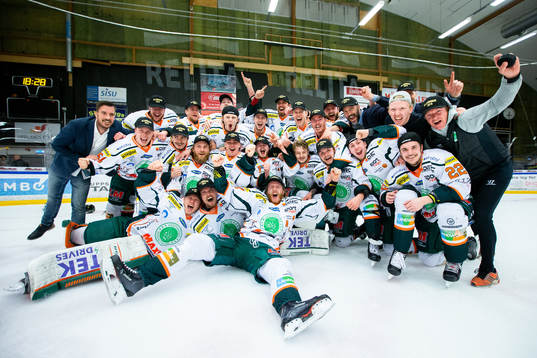 Kristianstads spelare och ledare jublar Kvalserien till