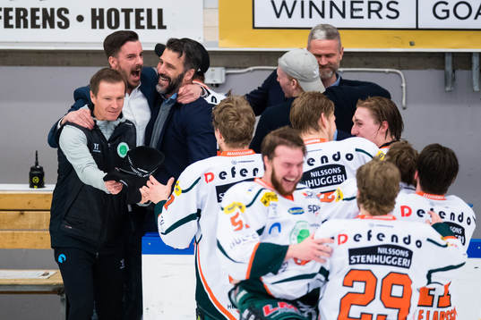 Kristianstads ledare jublar med spelare