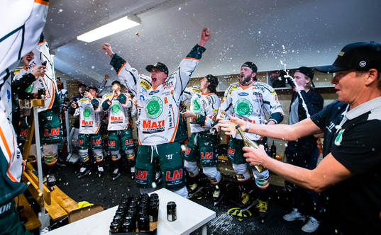 Kristianstads spelare jublar i omklädningsrummet
