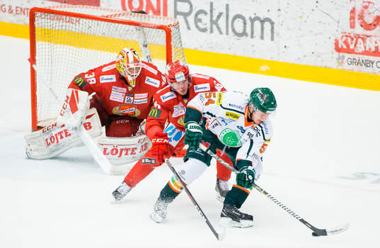 Kristianstads Johan Lundgren i kamp om pucken med Almtunas