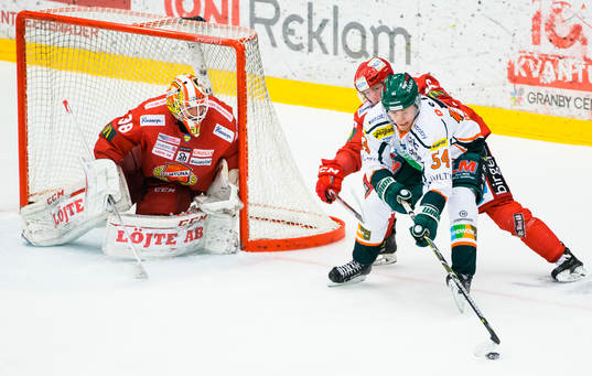 Kristianstads Johan Lundgren i kamp om pucken med Almtunas