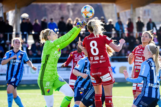Djurgårdens målvakt Jennifer Pelley boxar undan bollen