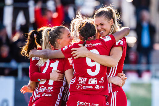 Piteås Nina Jakobsson jublar med lagkamrater