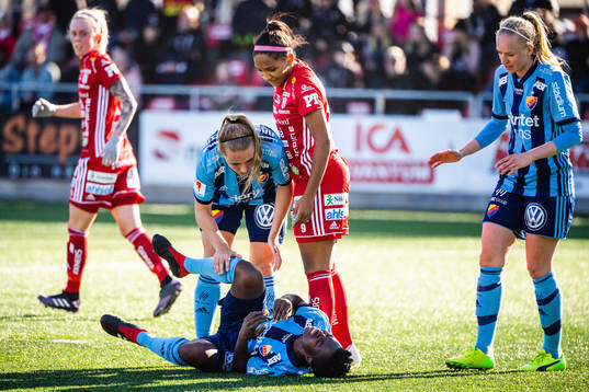 Djurgårdens Portia Boakye och Piteås Madelen Janogy