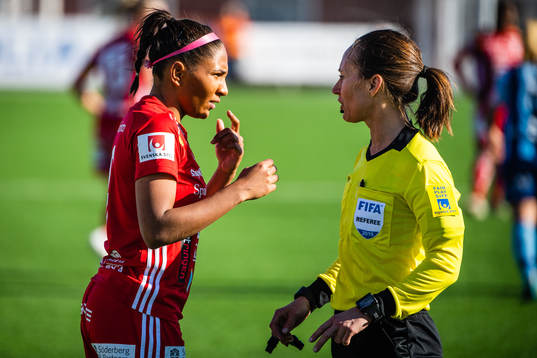 Piteås Madelen Janogy och domare Pernilla Larsson