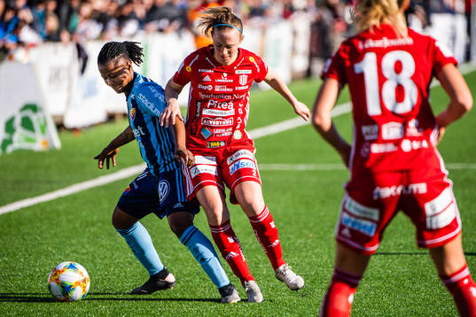 Djurgårdens Ogonna Chukwudi och Piteås Lena Blomkvist