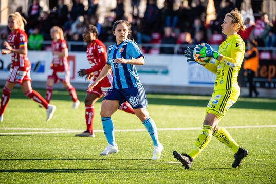 Djurgårdens Malin Diaz Pettersson och Piteås målvakt