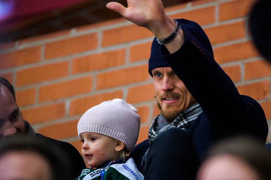Färjestads f.d. spelare Magnus Nygren med sin dotter på