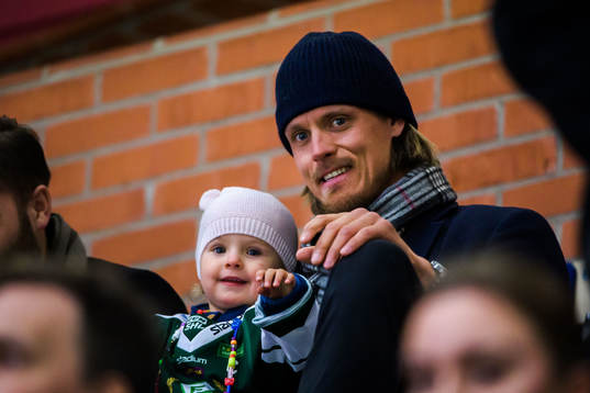 Färjestads f.d. spelare Magnus Nygren med sin dotter på