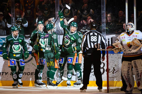 Färjestads Johan Ryno jublar
