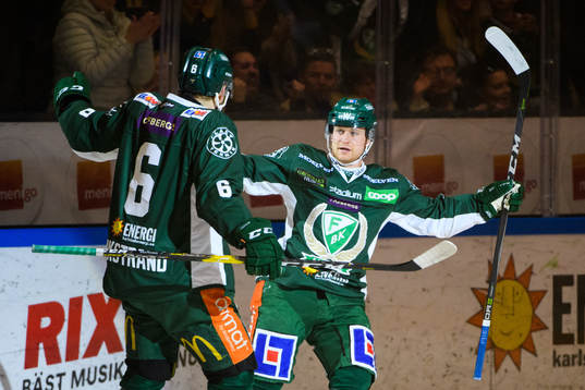 Färjestads Marcus Nilsson jublar med Mikael Wikstrand