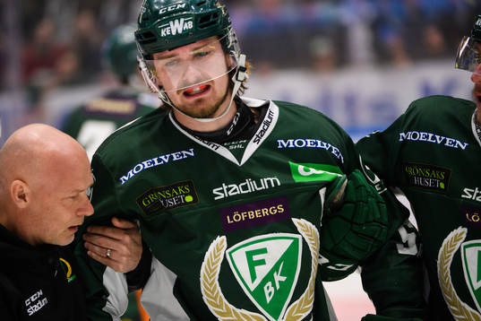 Färjestads Linus Johansson leds av isen med skada