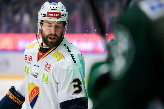 Djurgårdens Dick Axelsson i samtal med Färjestads spelare
