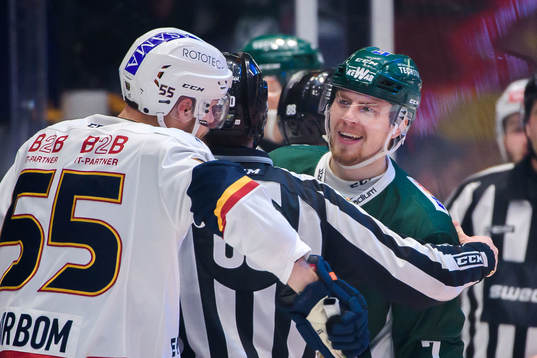 Djurgårdens Alexander Urbom i samtal med Färjestads Johan