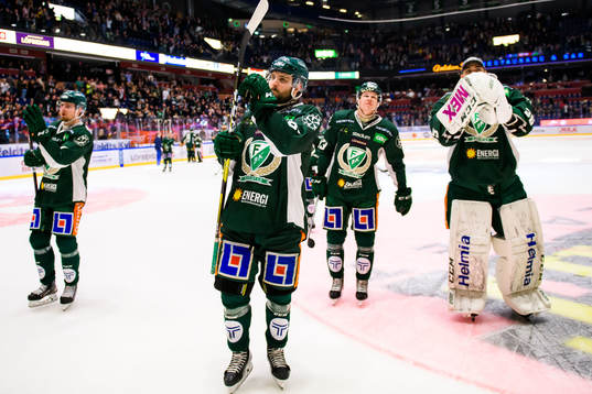 Färjestads Mikael Wikstrand jublar med lagkamrater