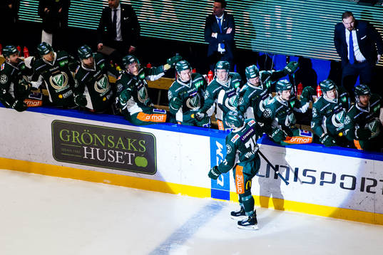 Färjestads Jesse Virtanen jublar med lagkamrater