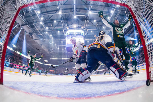 Färjestads Johan Ryno jublar