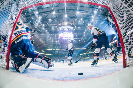 Djurgårdens Alexander Urbom ser på när pucken går i mål