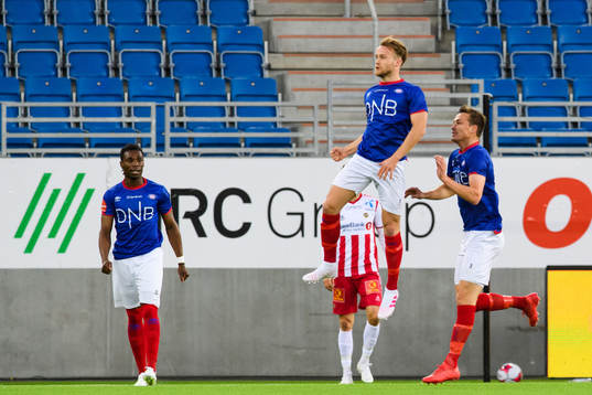 Bård Finne of Vålerenga celebrates