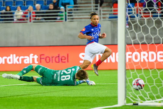 Chidera Ejuke of Vålerenga scores the 3-0 goal behind