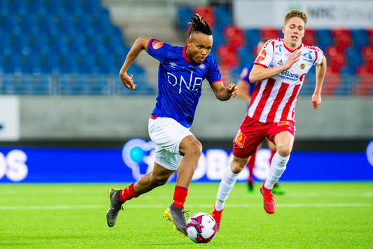 Chidera Ejuke of Vålerenga and Onni Johannes Simonpoika