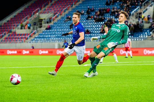 Matthías Vilhjálmsson of Vålerenga and goalkeeper Jakob